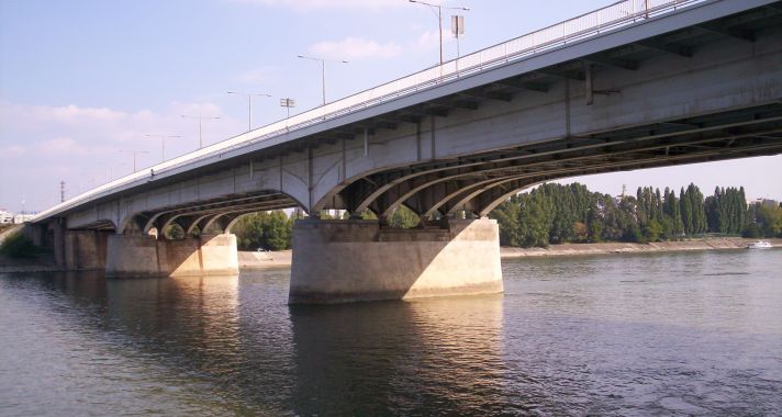 Hétvégén mossák az Árpád hidat, korlátozzák a forgalmat