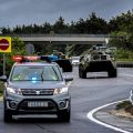 Katonai gép – és harcjárművekből álló konvojok járják az autópályákat