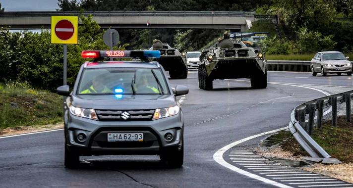 Katonai gép – és harcjárművekből álló konvojok járják az autópályákat
