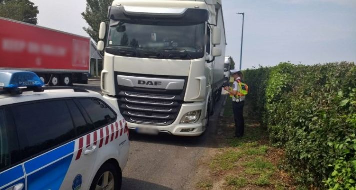 Autóbuszokat és tehergépjárműveket ellenőriznek a rendőrök