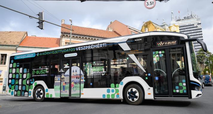 Elektromos buszt állítottak tesztüzembe Veszprémben