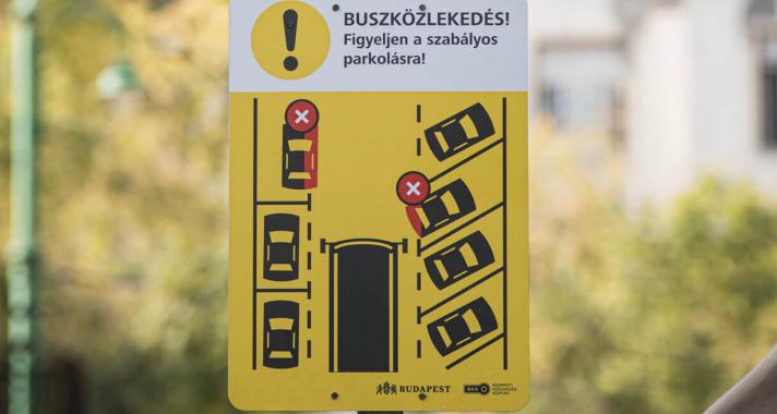 Új táblák figyelmeztetnek a szabályos parkolásra Budapest belvárosában