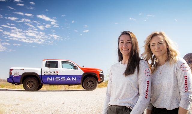 Női tereprally versenyzők a Nissan Frontierrel