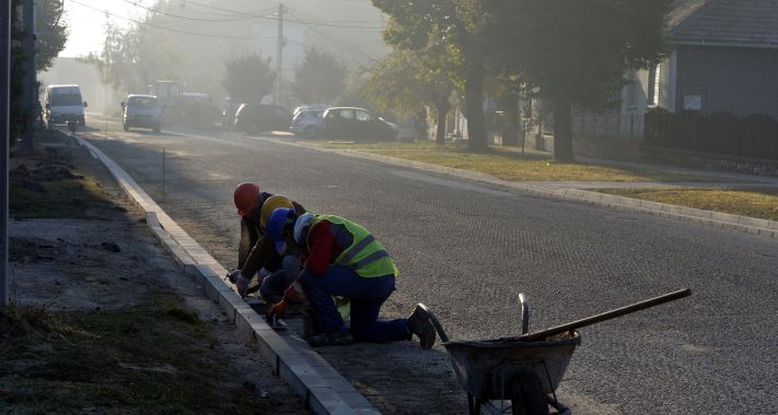 Több mint 200 milliárd forintból újítják fel az úthálózatot