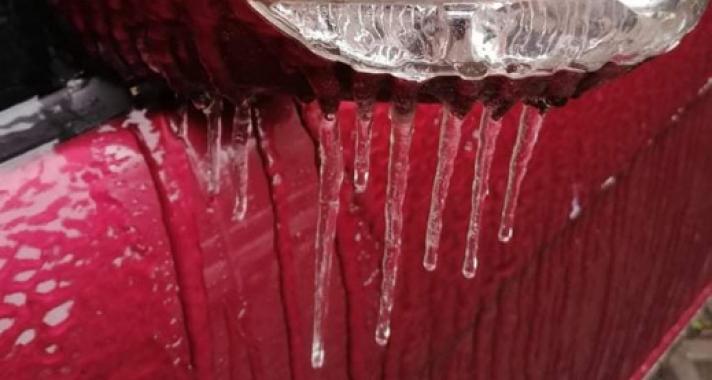Ónos eső - OKF: a jég súlya miatt leszakadt faágak okoznak fennakadásokat