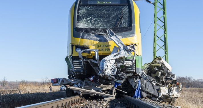 Vonattal ütközött egy kisteherautó Kóny közelében