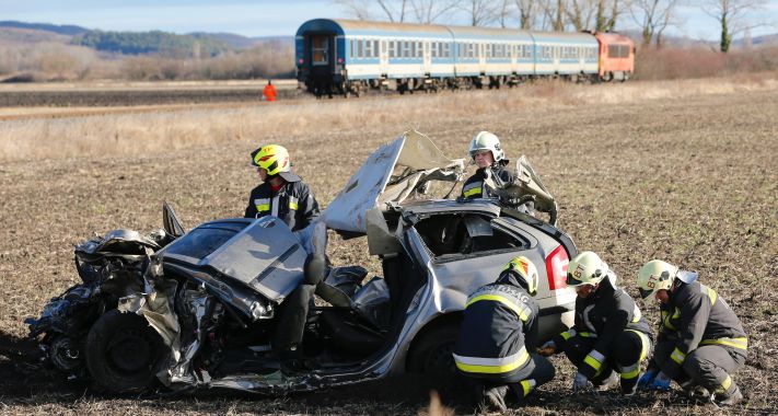 Négyen meghaltak egy vonat és személygépkocsi ütközésében Tapolcánál