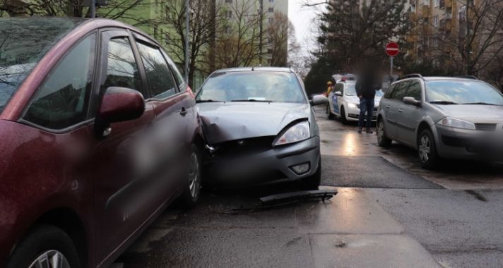 Két ittas nő tört össze parkoló autókat Óbudán