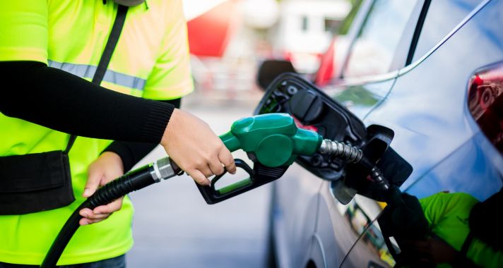 Péntektől jelentős mértékben csökken az üzemanyag ára