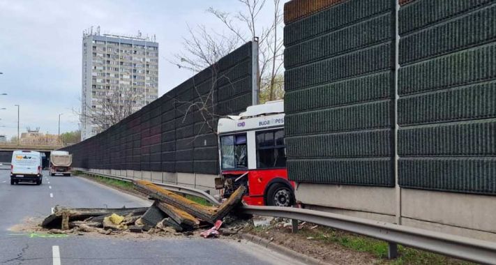 Áttörte az autópálya zajvédő falát a troli