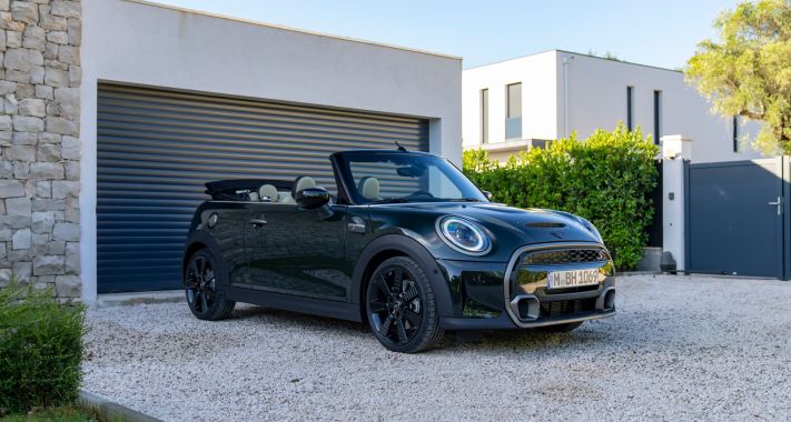 A nyitott tetős vezetés klasszikus, sportos élménye: íme a MINI Cooper S Cabrio Resolute Edition különkiadás