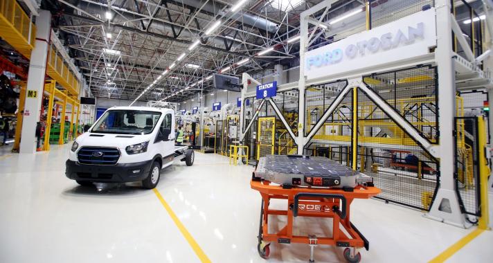 Legördültek a gyártósorról az első Ford Pro E-Transitok, így a modell készen áll, hogy felpörgesse a vállalkozások termelékenységét