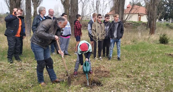 Faültetéssel ünnepelték a Harley Davidsonosok a Föld napját Kápolnán