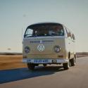 Mentőautó volt, ma osztálykirándulásra jár! – 1975 Volkswagen Transporter + VIDEÓ