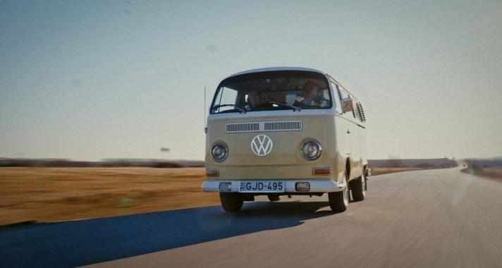 Mentőautó volt, ma osztálykirándulásra jár! – 1975 Volkswagen Transporter + VIDEÓ