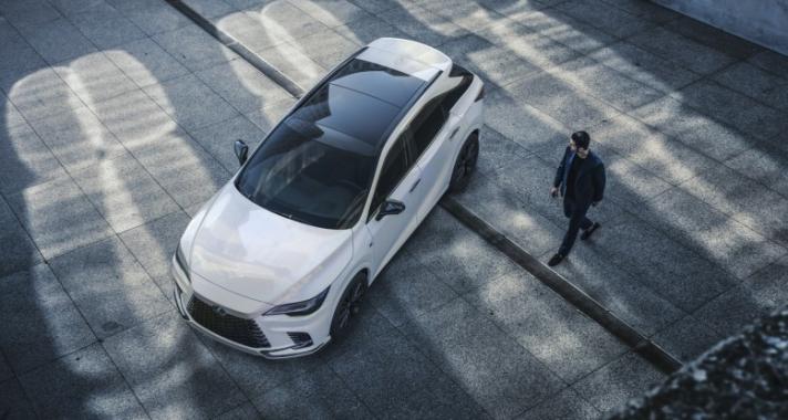 A vadonatúj Lexus RX plug-in hibrid elektromos hajtással és teljesítmény öntöltő hibrid elektromos kivitelben is elérhető lesz