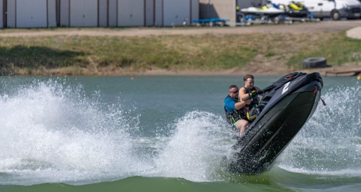 A Jet Ski Sport Hungaroringjén vegán ebéddel, és barátokkal hangolódott hétvégi hungaroringi futamára Kiss Norbi