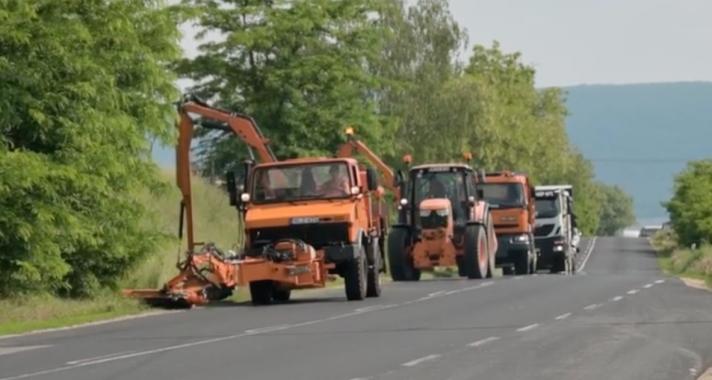 64 ezer focipályányi területet kaszál évente a Magyar Közút