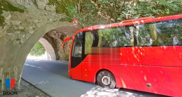 Videón a beszorult busz kimentése