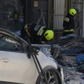 Homlokzati fal dőlt az utcára és parkoló autókra Budapest belvárosában