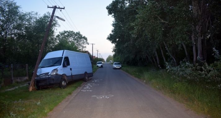 Ittasan, jogosítvány nélkül egyenes útszakaszon balesetezett a 18 éves fiú