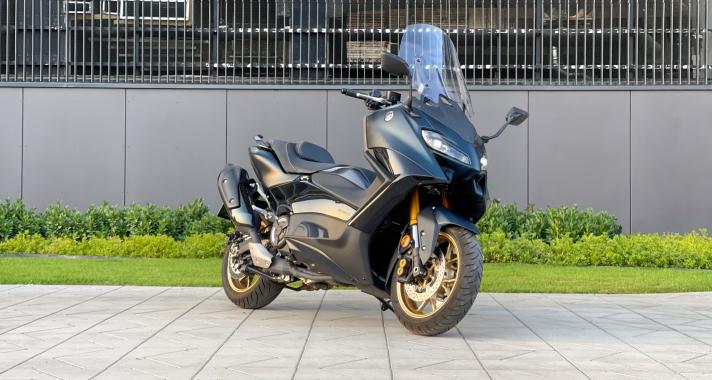 A robogóba csomagolt motor – 2022 Yamaha TMax 560 TechMax