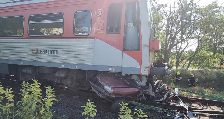 Vonat és személyautó ütközött össze, öten vesztették életüket