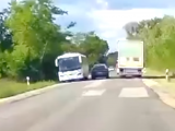 A szembejövő busz sem zavarta az előzésben