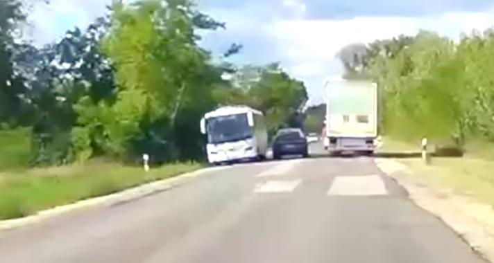 A szembejövő busz sem zavarta az előzésben