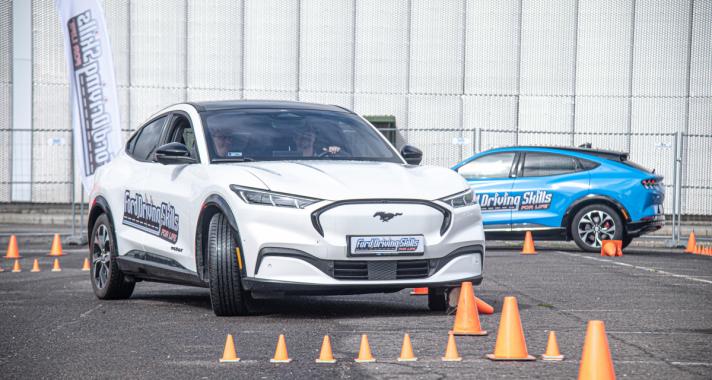 A Ford idén is nagy sikerrel rendezte meg fiataloknak szóló ingyenes vezetéstechnikai tréningsorozatát