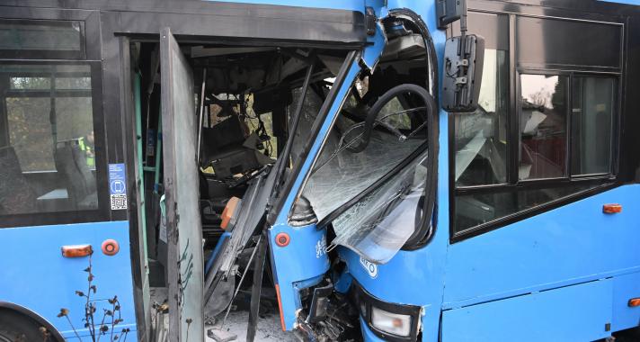 Frontálisan ütközött két busz Budapesten