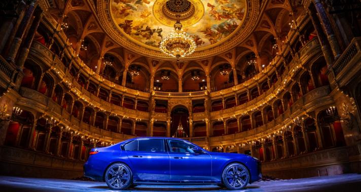 Reflektorfényben a BMW i7, exkluzív fotózás az Operaház színpadán