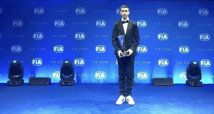 Hideg Ádám Verstappen, Leclerc és Rovanperä társaságában az FIA gálán