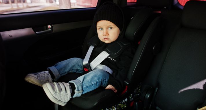 Mikor ülhet elöl a gyerek az autóban? A legfontosabb tudnivalók!