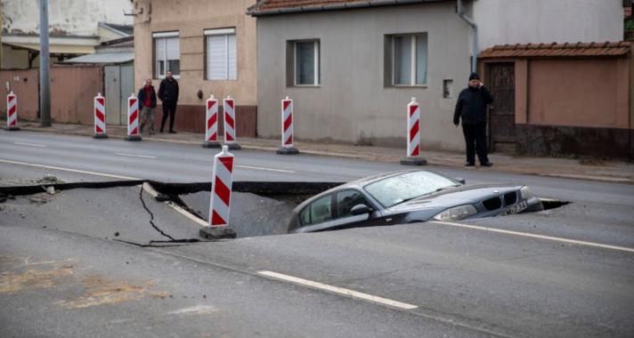 Beszakadt az út egy autó alatt Debrecenben