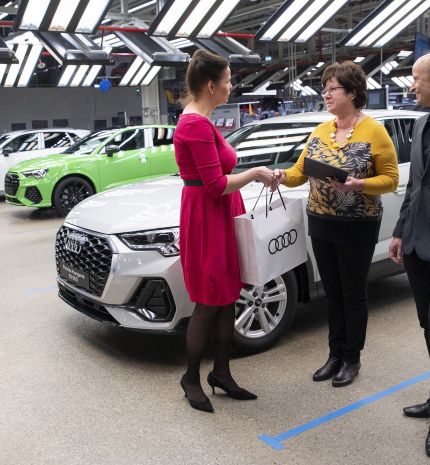 Átadták az ötvenezredik új Audit Magyarországon: egy győri Audi Q3 modellt