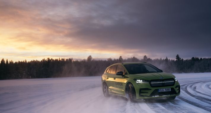 7,351 kilométert driftelve állított fel a jégen két GUINNESS-világrekordot a Škoda Enyaq RS iV