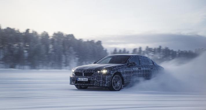Az új BMW i5 lenyűgözően szerepelt az Északi sarkkörtől az Alpokig vezető téli teszteken
