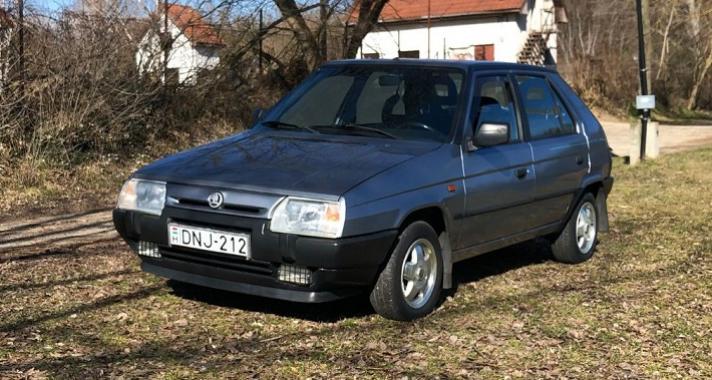 Íme, az ezüst csíkos luxus Favorit! - 1993 Škoda Favorit Silver Line + VIDEÓ