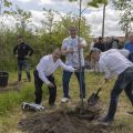 Hárs és kőrisfát ültetett Bunyós Pityuval Nagy Norbi, Vincze Feri és Gillyén Krisztián a Madarak és Fák Napján