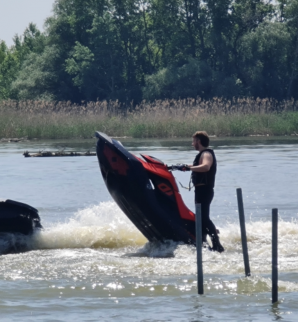 Jet-ski bajnokok voltak a gyermeknapi ajándékok Kiskörén