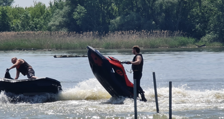 Jet-ski bajnokok voltak a gyermeknapi ajándékok Kiskörén