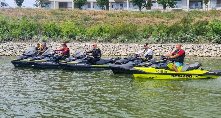 Verne Dunai hajósának utódjai jet-ski-vel érkeztek Budapestre