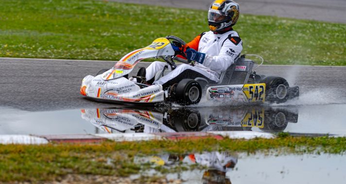 Kezdenek az izmaim ráállni a Gokart vezetésre