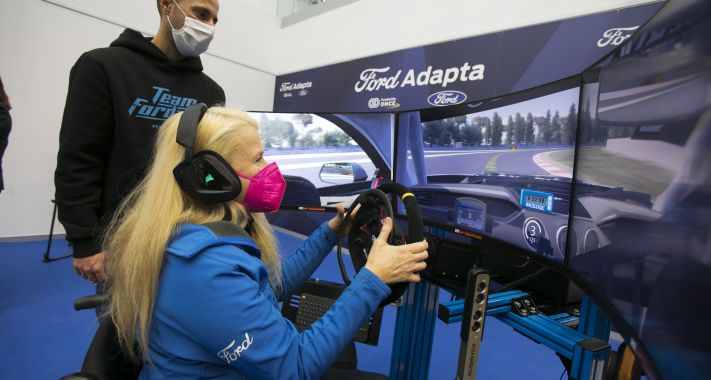 Díjnyertes autóverseny-szimulátor segíti a betegeket, hogy a Ford Adapta technológiáit használva újra autóba ülhessenek