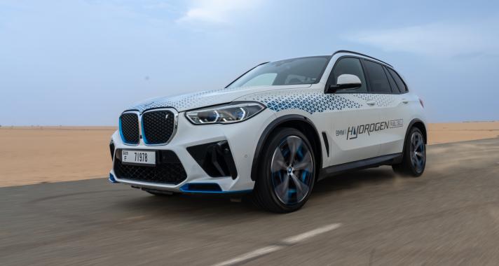 Kimagasló teljesítmény, extrém körülmények között is: a BMW iX5 Hydrogen a sivatagban tesztelt