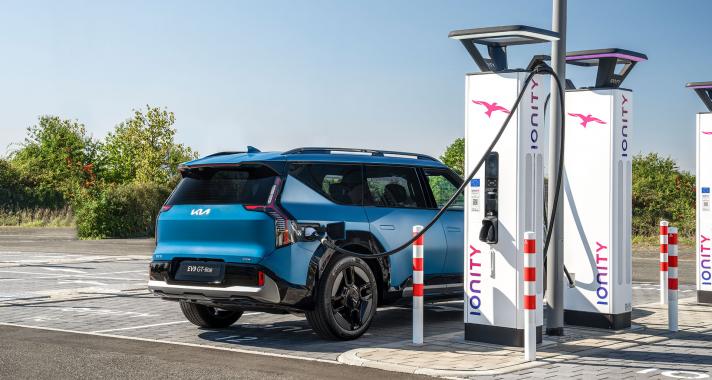 A Kia bemutatja akadálymentes villanyautó-töltési technológiáját: itt a Plug&Charge