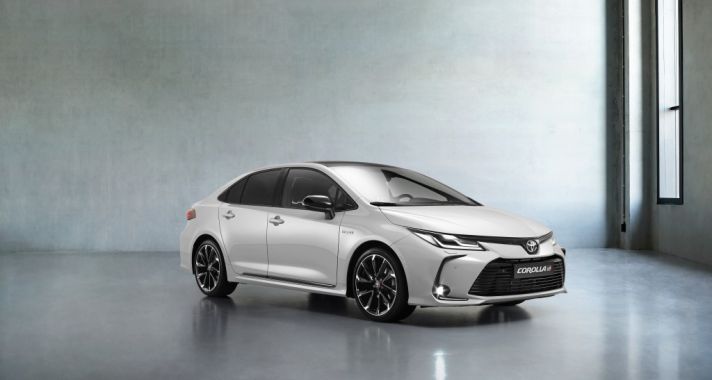 A Toyota a Corolla sedan esetében is bemutatja a GR Sport kivitelt