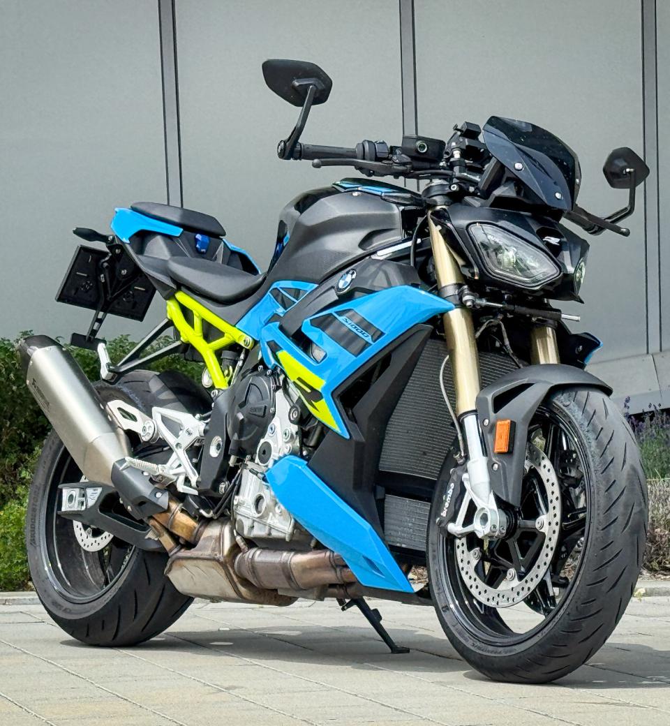 Az első lépcsőfok is magas az 1000-es BMW-k világában: 2025-ös BMW S1000R