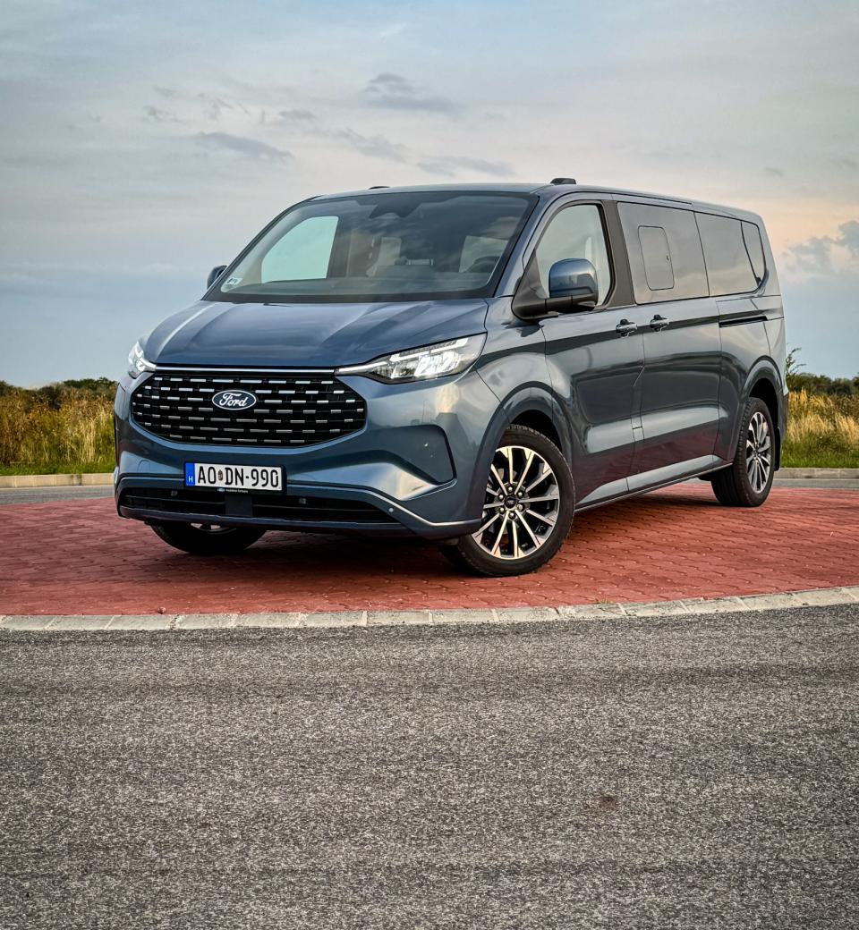 A kompromisszum, ami nem követel áldozatot - Ford Tourneo Custom PHEV teszt